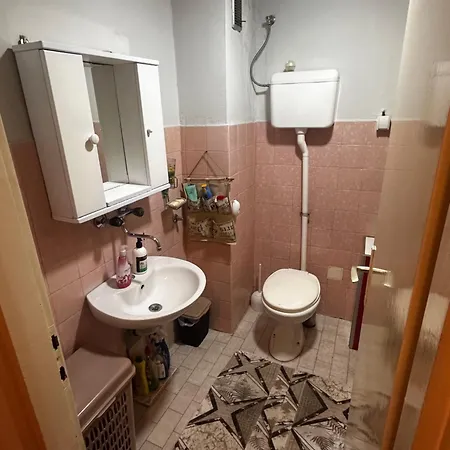 A-d Free Wi-fi Internet, Air Conditioner,free Parking Apartment *